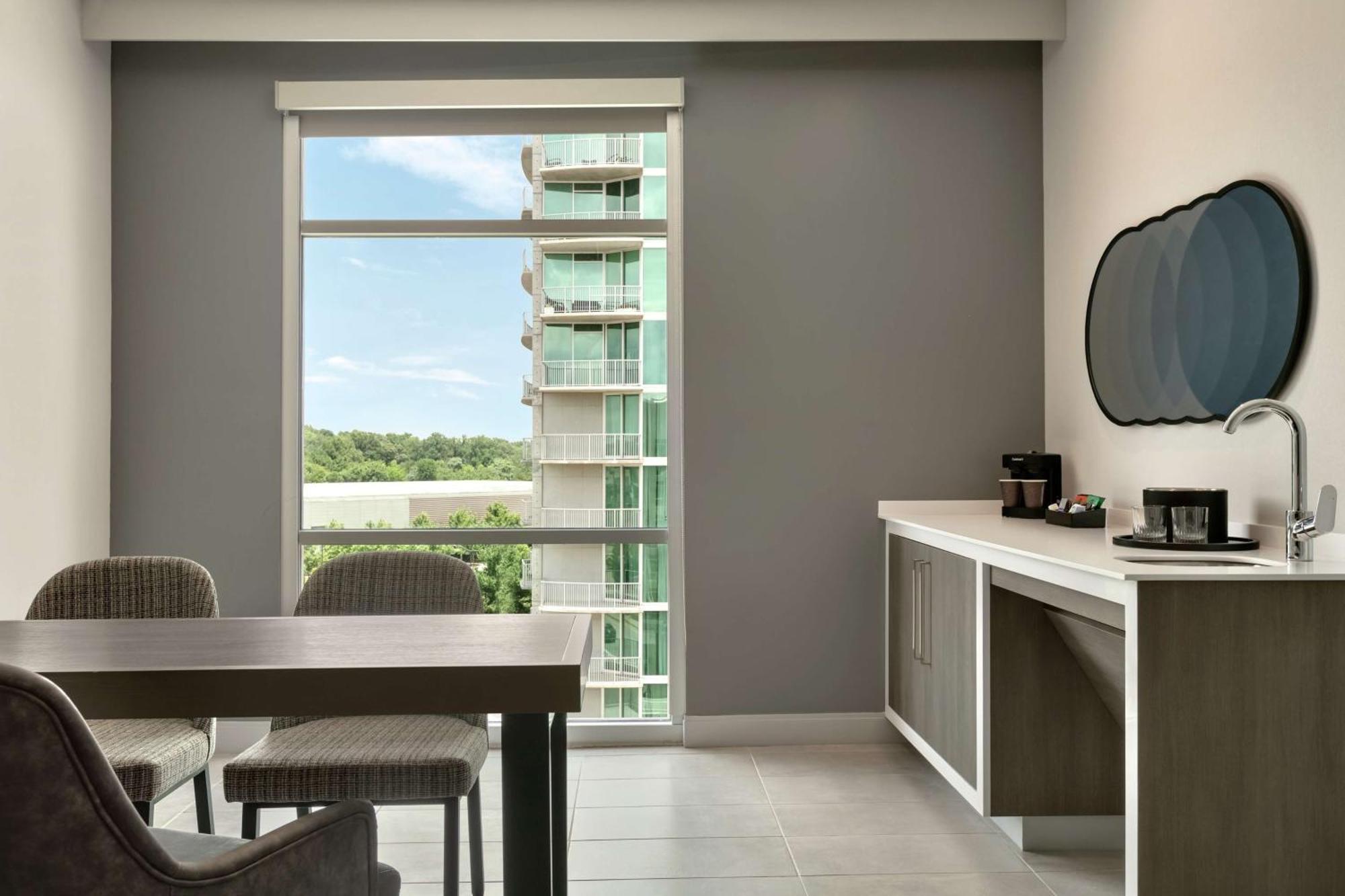Embassy Suites By Hilton Atlanta Midtown מראה חיצוני תמונה